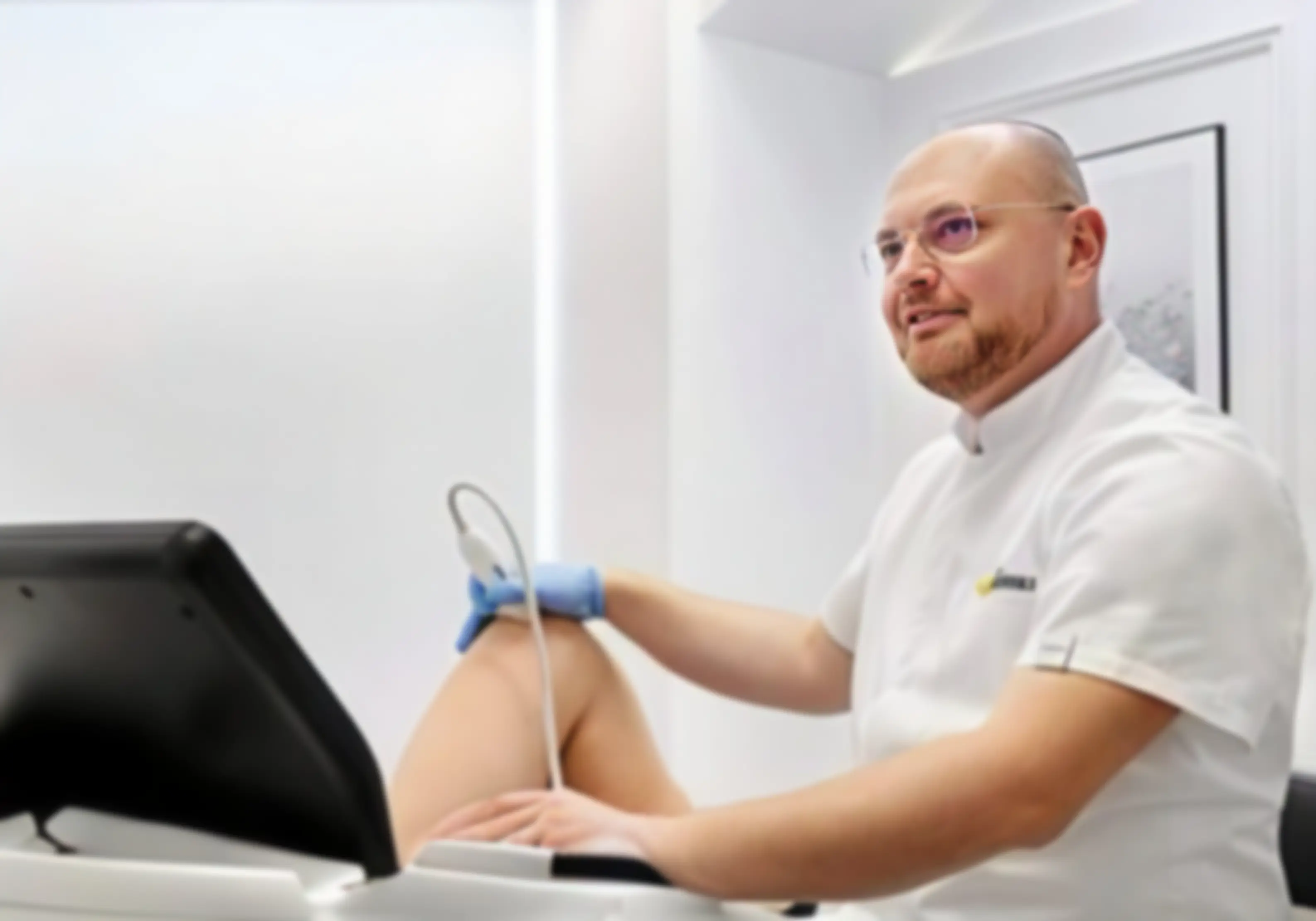 Dr n. med. Mateusz Wereszczyński wykonujący badanie USG